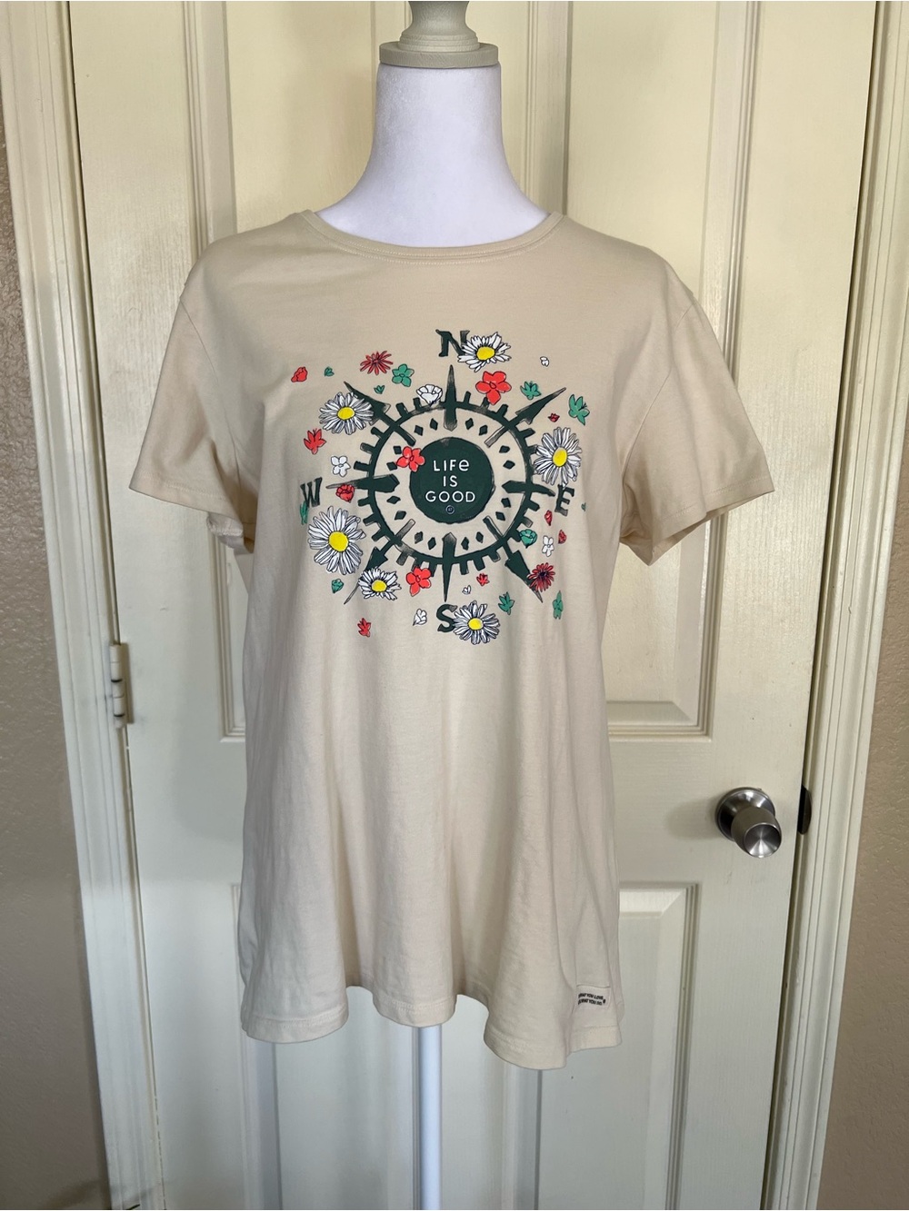 Life is Good Crusher Floral Compass Graphic Tee Women’s L